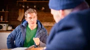 Vincent (Martin Walde, l.) gibt vor Markus (Timo Ben Schöfer, r.) zu, wie viel Kraft es ihn kostet, seine Wut auf Philipp zu beherrschen.