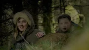 Gudrun (Sophie Ryder) und Frida beobachten die Tiere des Waldes.