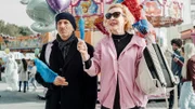 Mimi (Sunnyi Melles, re.) und Jackie (Mark Ivanir, li.) spielen ihren Enkelkindern etwas vor.; hr-fernsehen DIE ZWEIFLERS (3), Fernsehserie, Deutschland am Samstag um 20:15 Uhr.