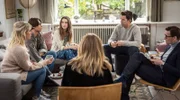 Zwischen Ungewissheit und Aufruhr droht die Patchworkfamilie zu zerreißen. V. li. n. re.: Amalie (Helene Reingaard Neumann), ihr Freund Elias (Albert Rudbeck Lindhardt), Laura (Amaryllis August), Fanny (Paprika Steen), Jacob (Nikolaj Lie Kaas) und Nikolaj (Esben Smed).