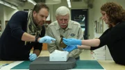 Josh Gates, Rick Gillespi und Lori Temple untersuchen ein Artefakt, das vom Weißen Vogel stammen könnte.