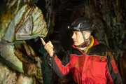 Dirk Steffens im "Grüne Gewölbe", einem Stollenabschnitt des stillgelegten Bergwerks Röhrigschacht in Wettelrode. Die bunten Farben der Ablagerungen zeugen von den unterschiedlichen Metallen, die hier abgebaut wurden.