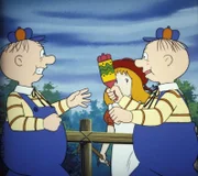Alice beobachtet erschrocken den Streit der benachbarten Zwillinge. Die beiden haben eine heftige Auseinandersetzung über eine zerbrochene Rassel.