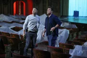 Nolan (Nathan Fillion, r.) und Bradford (Eric Winter, l.) konnten die Drogen zu ihrem Ursprung verfolgen. In einem verlassenen Theater machen sie eine überraschende Entdeckung.