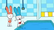 Erschreckt stellt Simon (l.) fest, dass das Wasser im Schwimmbecken ziemlich kalt ist. Auch Lou (r.) ist das Schwimmbecken noch nicht geheuer.