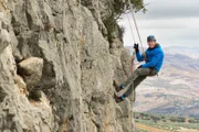 Hohe Felswände isolieren Berggipfel vom Tiefland. Dirk Steffens entdeckt erstaunliche Lebensgemeinschaften, die sich in der Abgeschiedenheit hochaufragender Berge entwickelt haben.