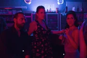 Bob Lemmens (Tom Waes) versucht auf einer Party durch ein zwangloses Gespräch mit Sonja (Lieke van den Broek, M.) und Wendy (Christine Verheyden) in den Freundeskreis von Drogenboss Ferry Bouman zu kommen.