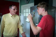 Thomas Meyer (Dirk Martens, l.) hat es satt, von seinem Sohn Sönke (Til Schindler, r.) nicht ernst genommen zu werden, und zieht andere Seiten auf.