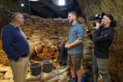 Florian Huber (r.) trifft Professor Nicholas Conrad (l.) auf seiner Ausgrabung im Hohle Fels auf der Schwäbischen Alb. Sein wohl größter Fund ist die "Venus vom Hohle Fels", die älteste Figur einer Frau sowie die älteste figürliche Darstellung eines Menschen.