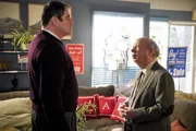 Wie werden Ira Rosenbloom (Richard Kind, l.) und Dr. Sturgis (Wallace Shawn, r.) reagieren, wenn sie erfahren, dass sich Meemaw mit ihnen beiden trifft?; Wie werden Ira Rosenbloom (Richard Kind, l.) und Dr. Sturgis (Wallace Shawn, r.) reagieren, wenn sie erfahren, dass sich Meemaw mit ihnen beiden trifft? Wie werden Ira Rosenbloom (Richard Kind, l.) und Dr. Sturgis (Wallace Shawn, r.) reagieren, wenn sie erfahren, dass sich Meemaw mit ihnen beiden trifft?; Wie werden Ira Rosenbloom (Richard Kind, l.) und Dr. Sturgis (Wallace Shawn, r.) reagieren, wenn sie erfahren, dass sich Meemaw mit ihnen beiden trifft?