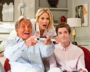 (v.l.n.r.) Spencer Blitz (George Hamilton); Viv (Leslie Bibb); Oliver (Daniel DiMaggio)