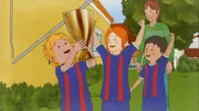 Conni, Anna und Florian haben den Pokal gewonnen und sind überglücklich.