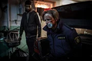 Der Polizei-Auszubildende Vilhelm Beck (Valter Skarsgård, r.) gerät in Schwierigkeiten. Milo (Lancelot Ncube, l.) und dessen Freundin Nina nehmen ihn als Geisel.