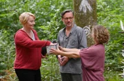 Nele Fehrenbach (Floriane Daniel, l.) muss ihr Handy bei Dr. Johannes Ringwald (Ingo Abel, M.) und Frauke Singer (Anjorka Strechel, r.) abgeben.