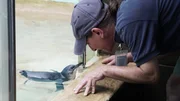 Susan Schmid mit dem kleinen Pinguin JP.