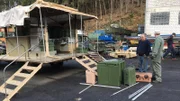 Der Aufbau einer Feldküche der US-Army erweist sich ebenfalls als komplizierte Herausforderung. Die „Containerized Kitchen“ kann im Einsatz 550 hungrige Soldatenbäuche füllen.