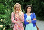 ARD STURM DER LIEBE FOLGE 1849, Coco (Mirjam Heimann, l.) und Pauline (Liza Tzschirner, r.) beratschlagen, wie sie Michael dazu bringen können, ihnen Einsicht in die Krankenakte von Paulines Großvater zu gewähren.