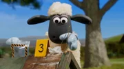 Wer ist der Trillerpfeifendieb? Shaun sichert die Spuren.