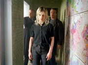 Als die Kommissare Max Ballauf (Klaus J. Behrendt, re.) und Freddy Schenk (Dietmar Bär, li.) Astrid Gerlmeier (Sandra Borgmann) aufsuchen, weiß sie schon vom Tod ihres Skinhead-Freundes.