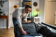 Deniz (Igor Dolgatschew) hofft vergeblich, dass auch Charlie sich von ihm verabschieden will.