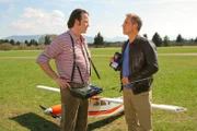 Kommissar Bergmann (Florian Fitz, r.). ermittelt. Weiß Ferdinand Haußer (Christian Rudolf, l.), wer das rote Flugzeug gestohlen hat?