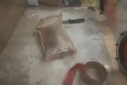 Ein Paket mit mutmaßlichen Betäubungsmitteln, das im Fahrzeug eines Verdächtigen gefunden wurde, ist in einer Drogentestkammer in Calexico, Kalifornien, abgebildet (National Geographic)