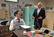 Alfons (Sepp Schauer, r.) tadelt Goran (Saša Kekez, l.), der beim Üben der bayerischen Sprache einen Gast beleidigt hat.