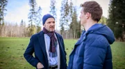 Markus (Timo Ben Schöfer, l.) bringt Vincent (Martin Walde, r.) auf den Gedanken, dass Philipp auch hinter den Problemen mit Vincents Approbation stecken könnte.
