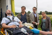 Ein maskierter Mann hat mit einer Panzerfaust einen Geldtransporter überfallen, der Fahrer Tom Benneke wurde schwer verletzt. v.li.:. Tom Benneke (Timo Hübsch), Finn Kiesewetter (Sven Martinek), Lars Englen (Ingo Naujoks), Sandra Schwartenbeck (Marie Luise Schramm).