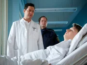 Gabriele Hagemann, in deren Haus Patrick Janisch (Tobias Diakow, re.) eingebrochen ist, hat Anzeige erstattet. Als ein Polizist (Komparse, mi.) in der Sachsenklinik auftaucht, bittet Dr. Brentano (Thomas Koch, li.) ihn um Verständnis: Patrick braucht Ruhe und steht unter dem Einfluss starker Schmerzmittel.