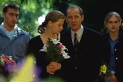 Dr. Robert Kolmaar (Ulrich Mühe) spendet seiner Tochter Anna (Theresa Scholze) Trost bei der Beerdigung von zwei Schulkameraden.
