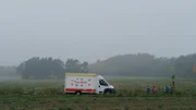 „Tina mobil“ erzählt von den täglichen Problemen und Sorgen einer dreifachen Mutter in Pankow. Der Kampf ums Überleben, das mangelnde Geld - aber Tinas Maxime ist: Man kann alles schaffen, was man will. Und wenn man es nicht schafft, hat man es eben nicht genug gewollt. - Tinas Mobil fährt durchs Morgengrauen. An einer Haltestelle stehen Grundschüler und warten auf den Bus.