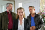 Gegenüber den Kommissaren Stadler (Dieter Fischer, l.) und Bergmann (Florian Fitz, r.) zeigt sich die Ehefrau des Toten Judith Sailer (Vaile Fuchs, M.) entsetzt.