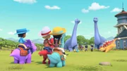 Die Dino Ranchers planen eine große Erntedankparty, zu der sie alle Freunde und sogar die 3 Tinhorns einladen wollen.