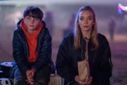 Villanelle (Jodie Comer) sucht ihre Familie in Russland, um Antworten über ihre Kindheit zu finden. Während ihres unerwarteten Besuchs erfährt Villanelle, dass Boris (Temirlan Blaev) ihr kleiner Halbbruder ist.
