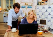 ARD ROTE ROSEN FOLGE 1133, am Dienstag um 14:10 Uhr im ERSTEN. Katja (Saskia Valencia, r.) zeigt Christoph (Roman Rossa, l.) einen Eintrag im Internet, der belegt, dass Greta eine enge Beziehung zu LaGrange geführt hat.