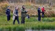 Als Journalist Holger Bloem (Christian Ahlers, M.) Naturaufnahmen im Moor macht, entdeckt er durch seine Kamera eine leblose Hand. Eine Leiche kann er auf Anhieb aber nicht finden. Er alarmiert daraufhin die Polizei Aurich. Rupert (Barnaby Metschurat, 2.v.l.) sucht mit einem Einsatzteam das Moor ab.