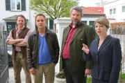 Die Rosenheim-Cops Anton Stadler (Dieter Fischer, 2.v.r.) und Dirk Bergmann (Florian Fitz, 2.v.l.) verdächtigen Ferdinand Haußer (Christian Rudolf, l.) und Sabine Körner (Julia Grimpe, r.).