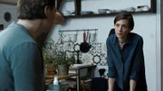 Tess (Laura de Boer) spricht mit Lennart (Per Kjerstad).