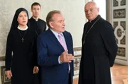 Schwester Hanna (Janina Hartwig, l.) will wissen, was Wöller (Fritz Wepper, 2.v.r.) und Weihbischof Landkammer (Wolfgang Böck, r.) zu besprechen haben. Die Herren lassen sie abblitzen. Im HG Sibelius (Markus Boniberger).