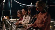 Von links: Lena (Sarah Bauerett), Elif (Jasmin Shakeri), Jo (Salka Weber) und Franzi (Llewellyn Reichman) stehen am Brückengeländer mit sauren Pommes in der Nase.