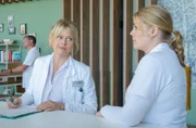 Miriam Schneiders (Christina Petersen, re.) Sohn Cosmo kommt zu spät zu seinem Untersuchungstermin bei Dr. Ina Schulte (Isabell Gerschke, li.). Doch Ina beurteilt diesen Umstand milde als ganz normales Teenager-Verhalten.