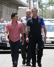 Untersuchen den Mord an HPD-Polizeichef "Chief" Fryer und stoßen bei den Ermittlungen auf einen alten Fall: Steve (Alex O'Loughlin, r.), Chin (Daniel Dae Kim, l.) und Joe (Terry O'Quinn, M.) ...