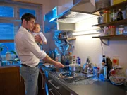 Niklas Ahrend (Roy Peter Link) passt in der Wohnung von Philipp und Arzu auf seinen Sohn Max auf, der gerade zahnt. Nachdem er sich vor Philipp Brentano als der kompetentere Vater mit vielen "guten" Ratschlägen aufgespielt hat, stößt Niklas' Nervenkostüm nun doch an seine Grenzen.