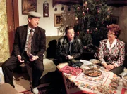 "Alle Jahre wieder" ist Stress angesagt. Das Fest der Harmonie naht, und damit hat Familie Becker so ihre Probleme. v.l.n.r.: Heinz Becker (Gerd Dudenhöffer), Sohn Stefan (Gregor Weber), Mutter Hilde (Alice Hoffmann).