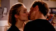 Das Sorgerecht für die Kinder bleibt bei Svenja! Alle Anspannung fällt von Svenja (Lea Marlen Woitack, l.) ab und sie küsst Arthur (Vivian Frey, r.) leidenschaftlich!