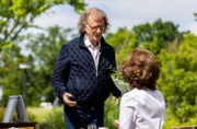 Der Musiker André Rieu fragt Prof. Dr. Karin Patzelt nach einer verunfallten Konzertbesucherin, die er im JTK gern mit einem Besuch überraschen möchte.