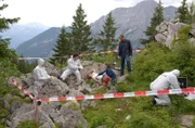 Während die Spurensicherung (Komparsen) noch arbeitet, erläutert Rechtsmediziner Dr. Philipp Hartmann (Jakob Graf, 2.v.l..) den Kommissaren Sophia Strasser (Katharina Leonore Goebel, 3.v.r.) und Jerry Paulsen (Peter Marton, 2.v.r.) die Todesumstände von Biologin Valerie Lemke.
