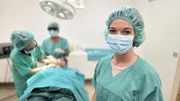 Moderatorin Anna Planken (r) darf bei einem Eingriff in einer Schönheitschirurgie in Köln zusehen.