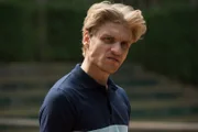 Bastian Gerlach (Nico Ehrenteit) will nichts mit dem zwielichtigen Modehändler Gino Maldini zu tun haben und seinen Deal lieber direkt mit der belgischen Ecstasy-Größe Ferry Bouman abschließen.